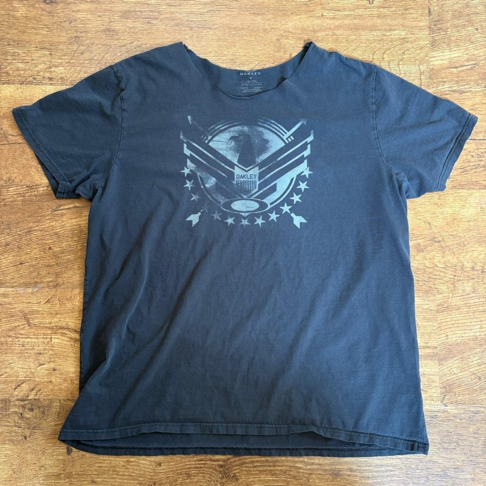 Oakley Graphic T-Shirt Mens XXL Black Eagle Crest Distressed Raw Neck Tee